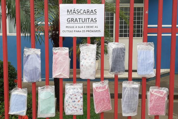 Diretor da Escola Municipal Olyntho Mancini cria varal para doar máscaras à comunidade