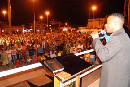 1027-culto-evangelico-atrai-2-500-pessoas-a-praca-da-bandeira