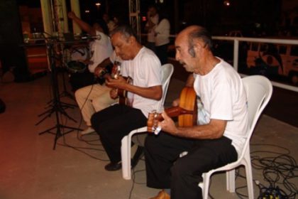 1038-2-noite-da-seresta-reune-musicos-na-praca-da-bandeira