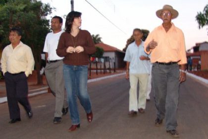 1052-simone-inaugura-asfalto-no-paranapunga