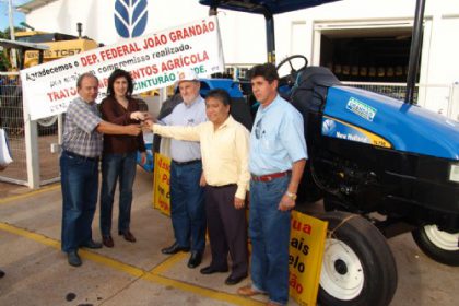 1054-prefeitura-recebe-trator-para-atender-agronegocio