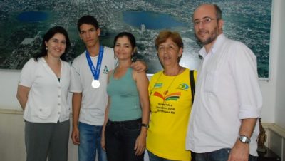 10721-simone-recebe-visita-do-enxadrista-campeao-das-olimpiadas-escolares-2009