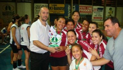 10761-equipe-da-word-sports-e-manu-calcados-sao-vencedoras-no-voleibol