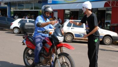 10772-atores-conscientizam-populacao-no-dia-mundial-de-luta-contra-a-aids