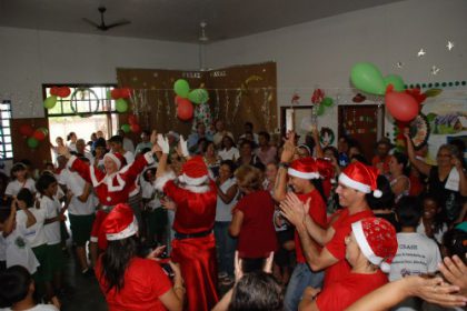 10879-encontro-de-natal-reune-350-idosos-no-centro-de-convivencia-tia-nega