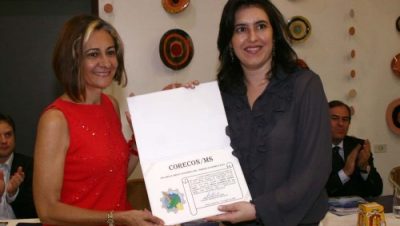 10888-simone-e-homenageada-pelo-conselho-regional-de-economia