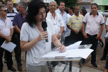 11110-simone-assina-ordens-de-servico-na-manha-desta-quarta-feira-24