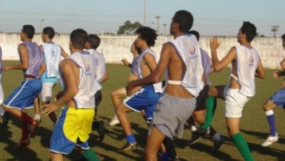 1130-escolinha-de-futebol-visa-tirar-criancas-das-ruas