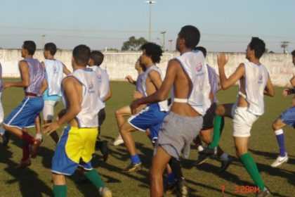 1130-escolinha-de-futebol-visa-tirar-criancas-das-ruas