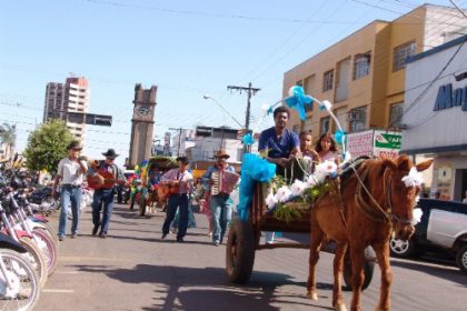 1149-desfile-de-carrocas-para-o-centro-da-cidade