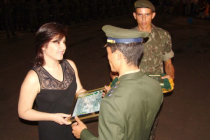 1190-prefeita-recebe-diploma-no-dia-do-soldado
