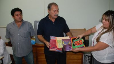 12102-educacao-recebe-material-de-fomento-a-leitura