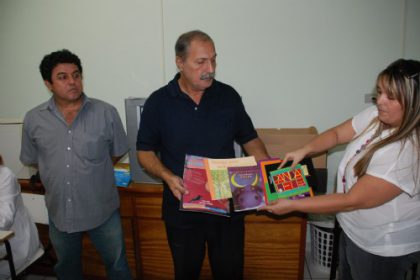 12102-educacao-recebe-material-de-fomento-a-leitura