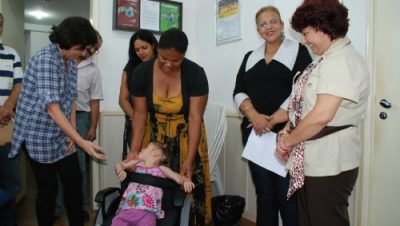 12352-prefeita-entrega-cadeira-de-rodas