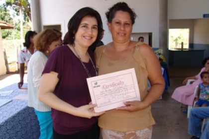 1254-prefeita-prestigia-encerramento-de-curso-de-confeitaria-e-manicura