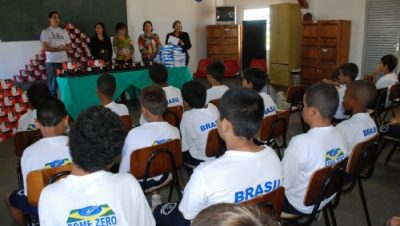 12622-alunos-do-pelotao-mirim-recebem-novos-materiais-para-o-desfile-da-cidade