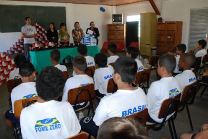 12622-alunos-do-pelotao-mirim-recebem-novos-materiais-para-o-desfile-da-cidade