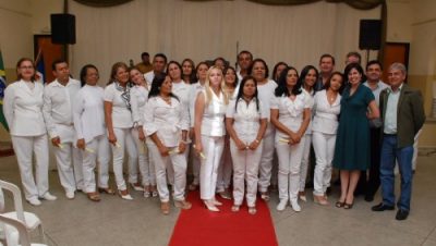 12868-prefeita-prestigia-formatura-de-servidores-municipais