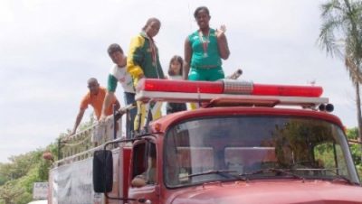 1289-atletas-desfilam-pela-cidade-em-carro-de-bombeiro