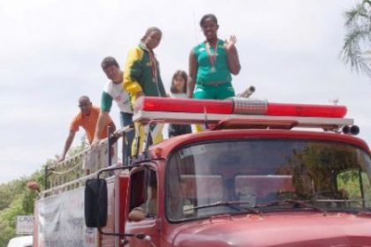 1289-atletas-desfilam-pela-cidade-em-carro-de-bombeiro