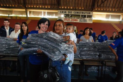 12916-familias-recebem-agasalhos-da-campanha-unidos-contra-o-frio
