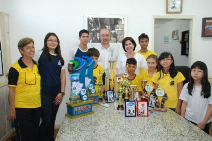 12990-prefeita-recebe-atletas-da-escola-de-xadrez-da-sejuvel