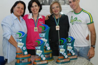 12993-representantes-da-delegacao-da-melhor-idade-apresentam-trofeus-para-prefeita