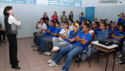 13067-prefeita-ministra-palestra-para-alunos-da-escola-joao-ponce-arruda