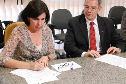 13094-prefeita-entrega-escritura-de-doacao-de-terreno-para-petrobras
