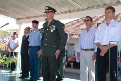 13134-civis-e-militares-prestam-homenagem-ao-dia-do-soldado