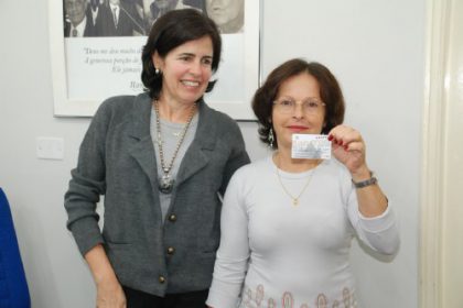 13291-marcia-entrega-cartao-alimentacao-para-servidor-publico