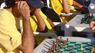 1342-campeonato-de-xadrez-e-disputado-na-praca-da-bandeira