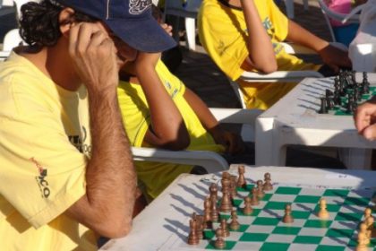 1342-campeonato-de-xadrez-e-disputado-na-praca-da-bandeira