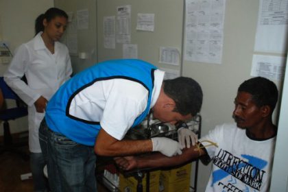 13548-equipes-de-saude-realizam-atendimentos-contra-o-cancer