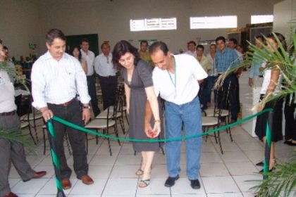 1357-prefeita-participa-da-inauguracao-da-loja-da-white-martins