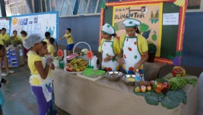 13729-escola-municipal-realiza-projeto-horta