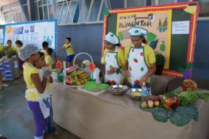 13729-escola-municipal-realiza-projeto-horta