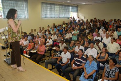 13737-prefeita-participa-de-reuniao-sobre-cirurgias-de-catarata