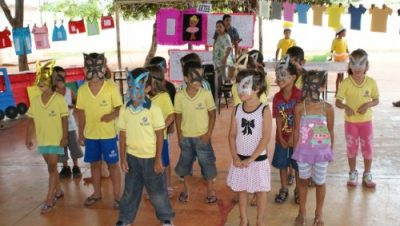 13751-escola-municipal-encerra-atividades-com-o-varal-de-poesias