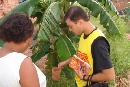 13755-setor-de-endemias-monitora-focos-de-dengue-em-imoveis