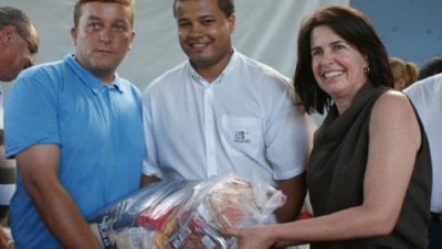 14015-prefeita-participa-da-entrega-de-cestas-basicas