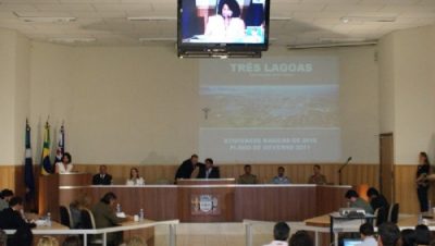 14092-prefeita-vai-a-camara-e-anuncia-metas-de-governo-para-2011