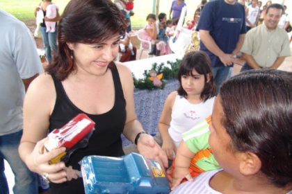 1419-criancas-carentes-recebem-brinquedos