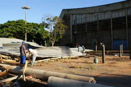 14509-estrutura-da-quadra-do-ginasio-de-esportes-comeca-a-ser-retirada