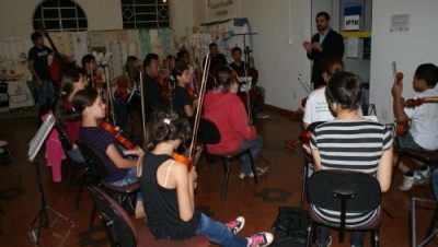 14512-alunos-da-orquestra-de-camara-recebem-visita-de-maestro-da-capital