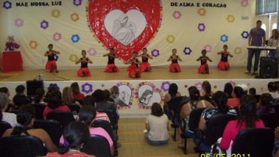 14525-maes-se-emocionam-com-homenagem-no-crase