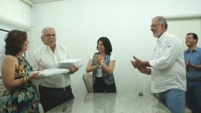 14546-marcia-moura-entrega-data-show-e-notebook-ao-comad