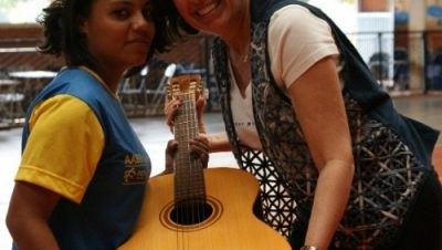 14547-prefeita-entrega-instrumentos-musicais-ao-programa-aabb-comunidade