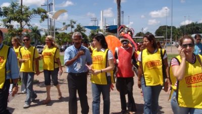1457-prefeitura-realiza-carreata-e-panfletagem-contra-dengue