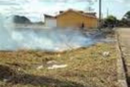 14575-secretaria-alerta-atear-fogo-em-terreno-baldio-gera-multa
